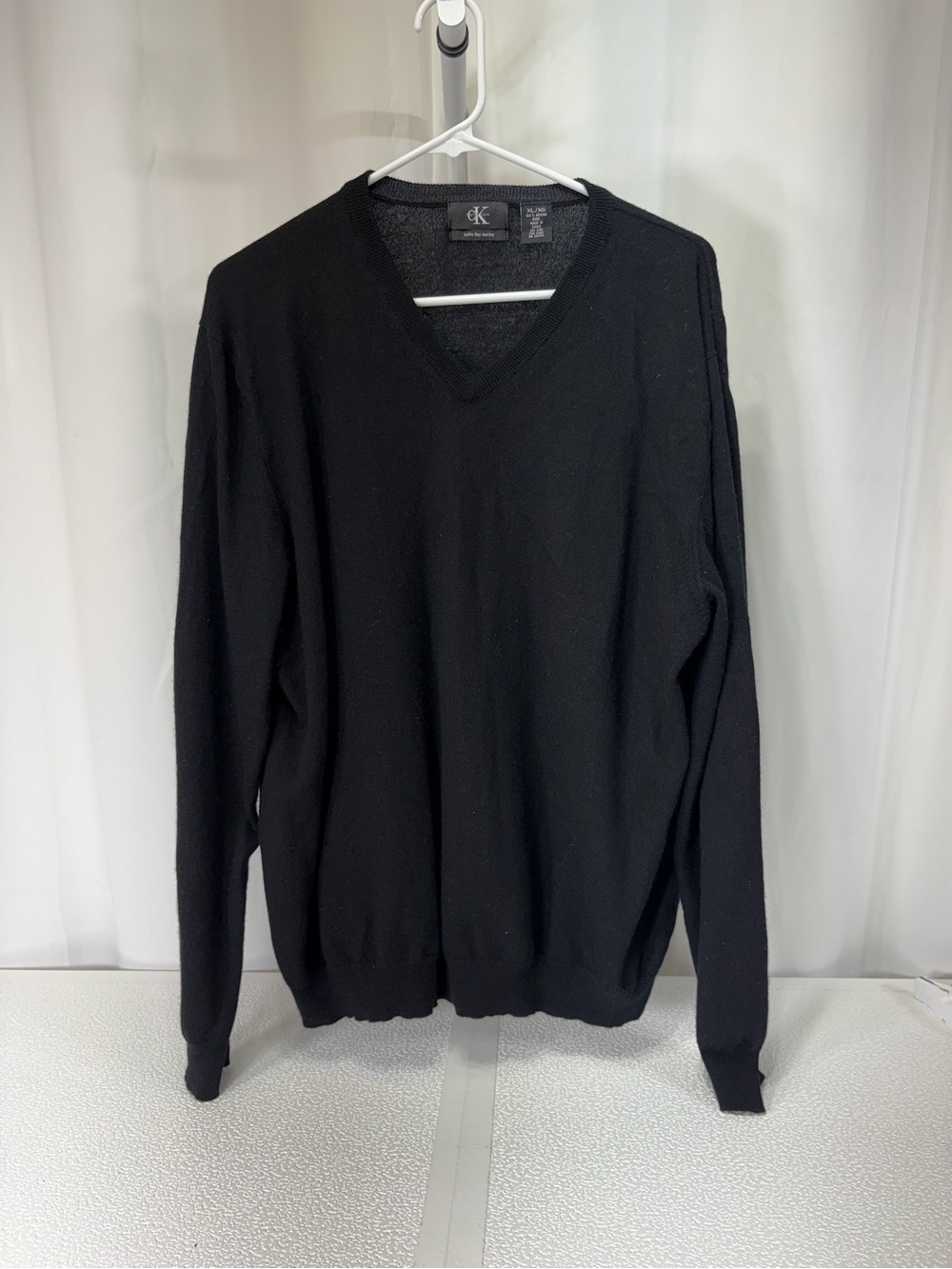 Calvin Klein Men's Black V-Neck Sweater  100% Wool 4195